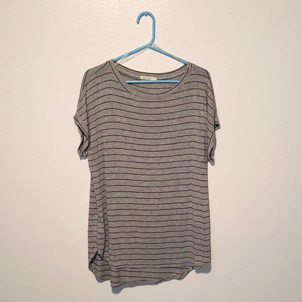Short-sleeve flowy top